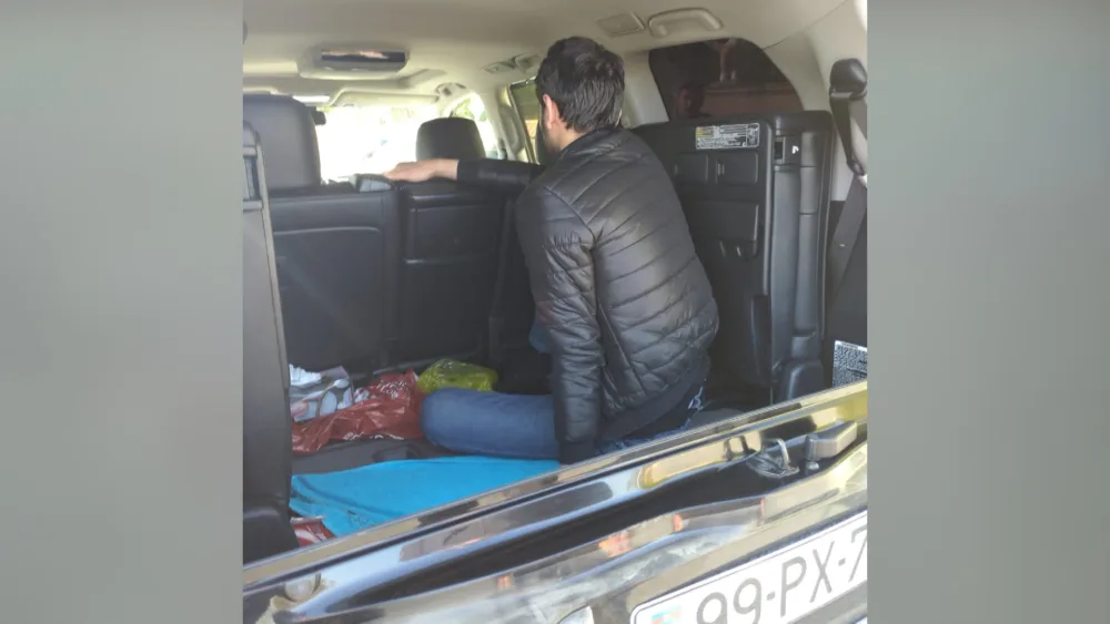 Dostunu avtomobilin yük yerində - GİZLƏTMƏK İSTƏDİ - FOTOLAR