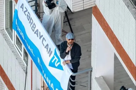 AZTV “evdə qal”anlara eyvandan konsert verir - VİDEO