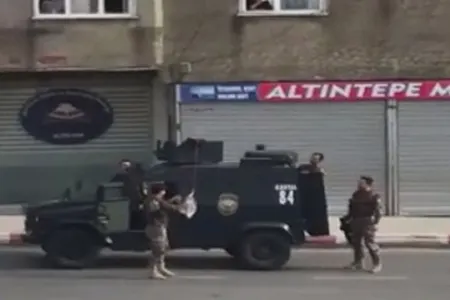 Dronla polislərə şokolad verdi - VİDEO