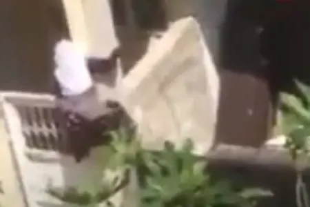 Oğlu qapını kilitlədi, ana hasardan küçəyə tullandı - 75 YAŞLI ZAHİDƏ ŞOK ETDİ - VİDEO