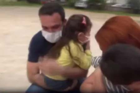 Həkim valideynlər 1 ay sonra - ÖVLADLARINA BELƏ QOVUŞDULAR - VİDEO