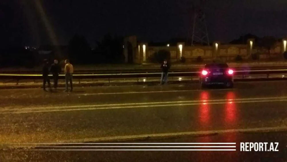 Bakıda yağışlı hava qəzaya səbəb oldu - FOTO