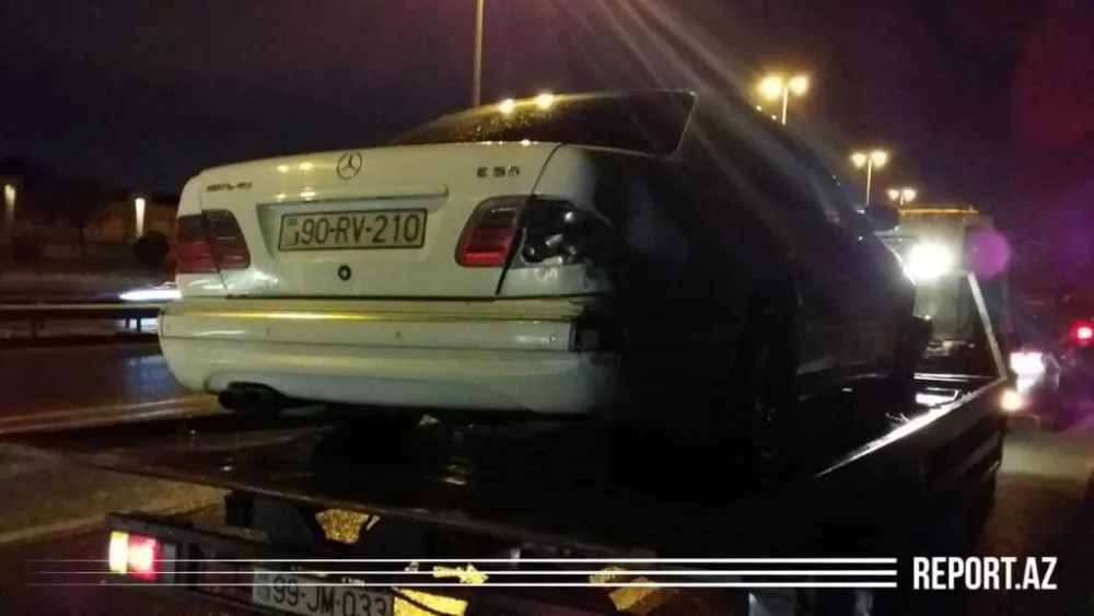 Bakıda yağışlı hava qəzaya səbəb oldu - FOTO