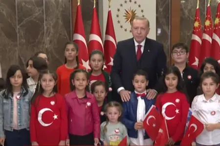 Ərdoğan uşaqlarla İstiqlal marşı oxudu, - MİLYONLARLA İNSAN ONLARA QOŞULDU - VİDEO