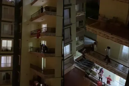 Yüzlərlə insan eyvanlara çıxıb bu marşı oxudu - VİDEO