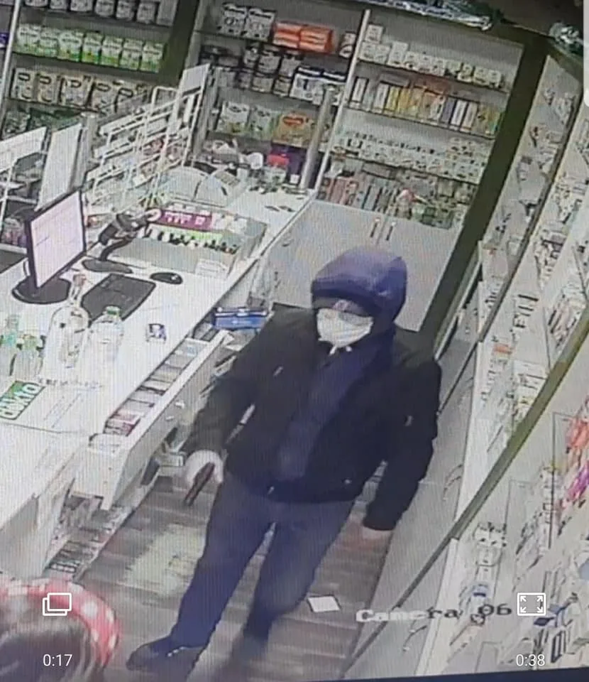 Tibbi maska taxıb, silahla aptekə - HÜCUM ETDİ - FOTO