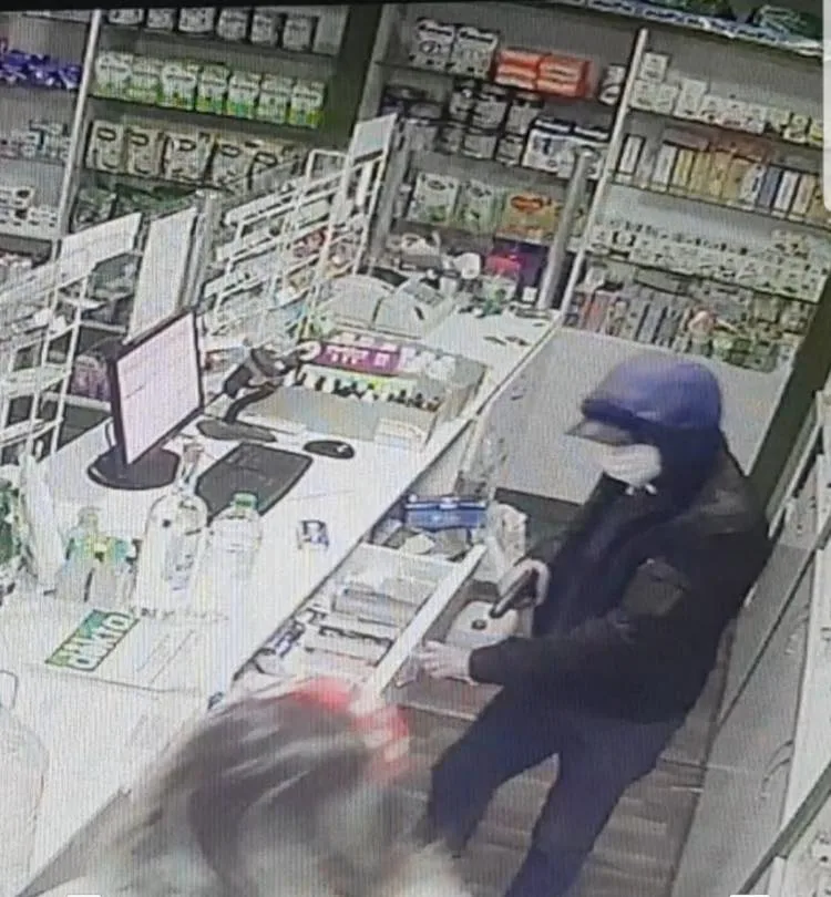 Tibbi maska taxıb, silahla aptekə - HÜCUM ETDİ - FOTO