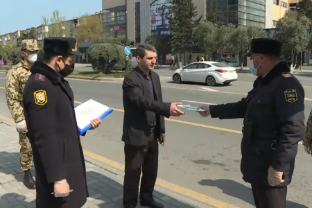 Sumqayıtda polis vətəndaşlara - MASKA PAYLADI - FOTO