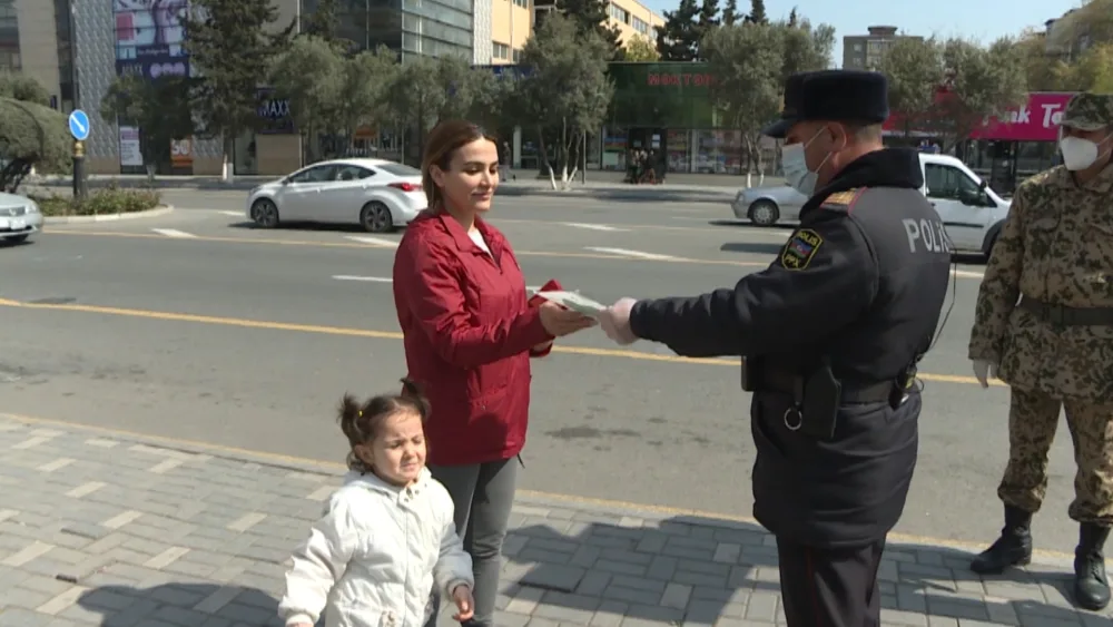 Sumqayıtda polis vətəndaşlara - MASKA PAYLADI - FOTO