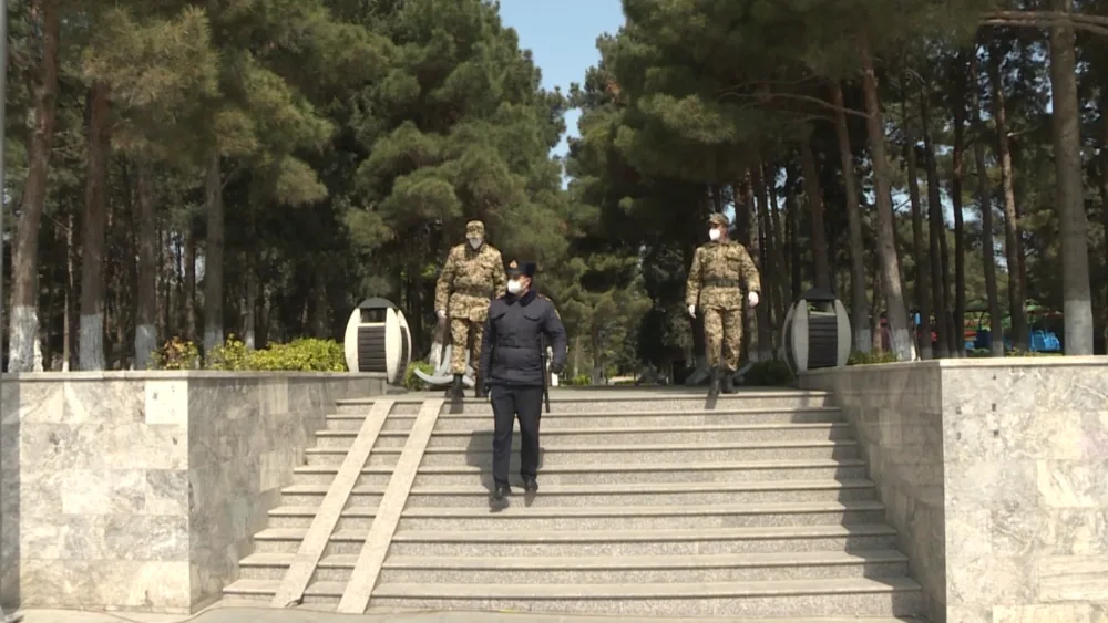 Sumqayıtda polis vətəndaşlara - MASKA PAYLADI - FOTO