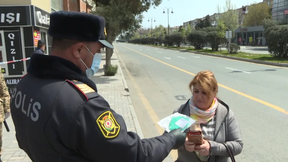 Sumqayıtda polis vətəndaşlara - MASKA PAYLADI - FOTO