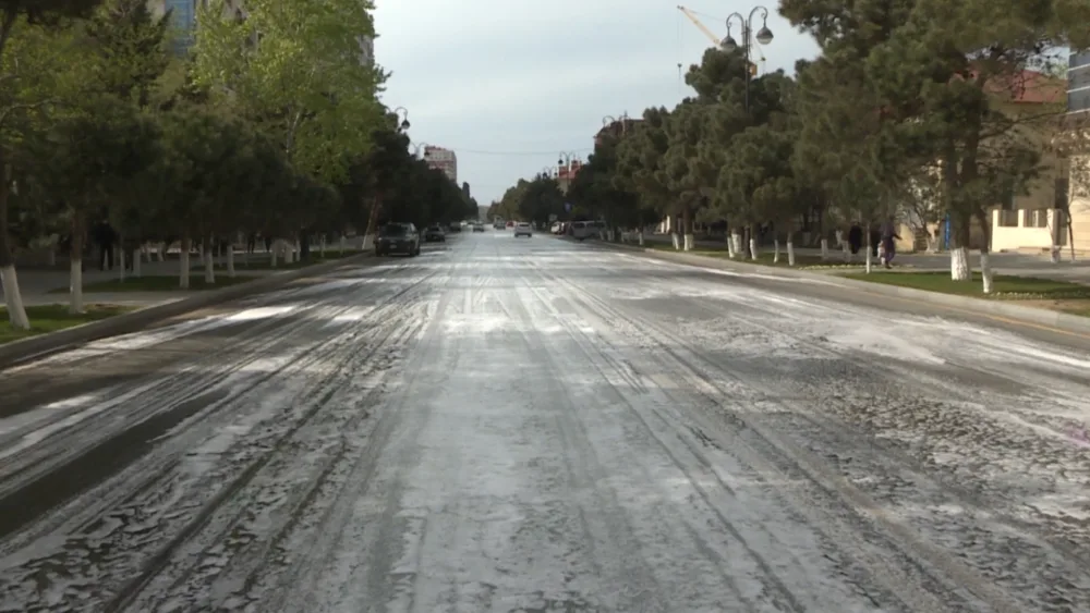 Sumqayıtda polis vətəndaşlara - MASKA PAYLADI - FOTO