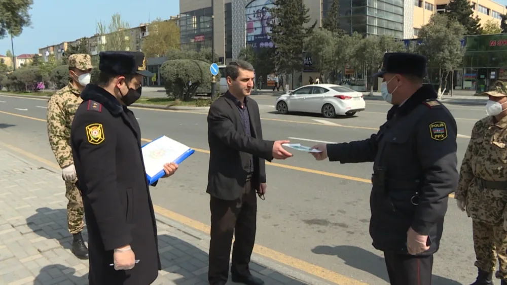 Sumqayıtda polis vətəndaşlara - MASKA PAYLADI - FOTO