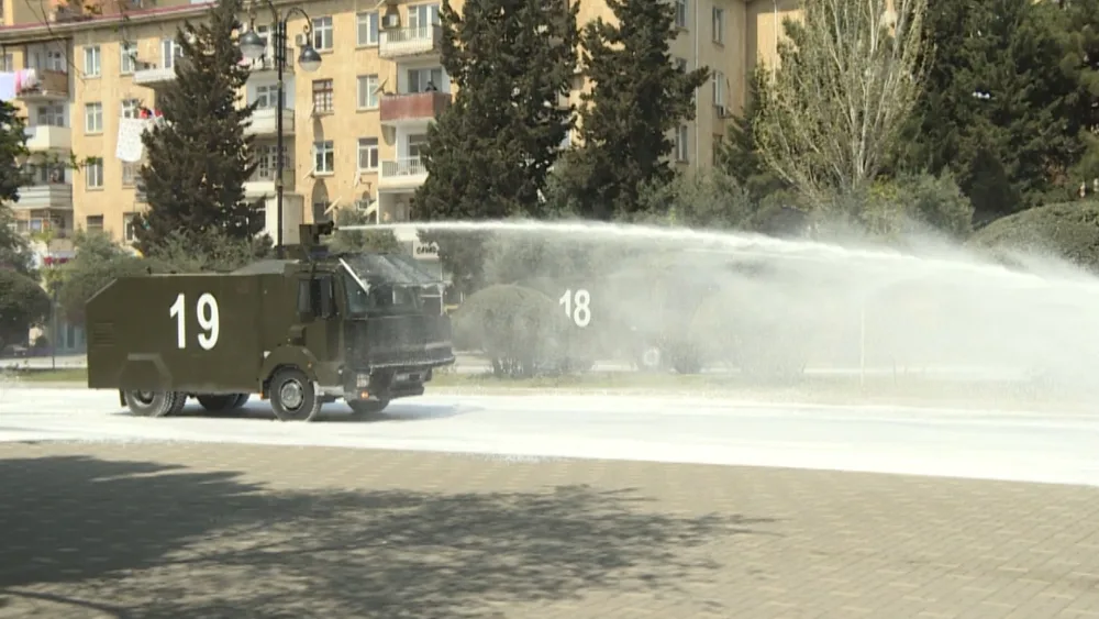 Sumqayıtda polis vətəndaşlara - MASKA PAYLADI - FOTO