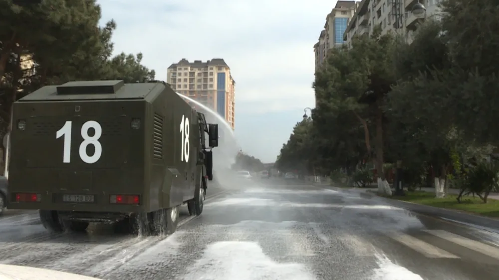 Sumqayıtda polis vətəndaşlara - MASKA PAYLADI - FOTO
