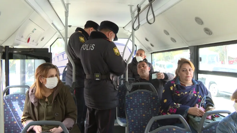 Sumqayıtda polis vətəndaşlara - MASKA PAYLADI - FOTO