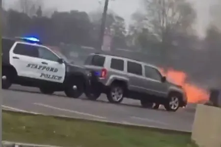 Polis xidməti avtomobili ilə yanğının ətrafa yayılmasının qarşısını aldı - Hadisə ANBAAN - VİDEO