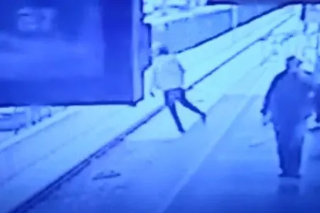 Metroda huşunu itirən gənc - RELSLƏRİN ÜZƏRİNƏ YIXILDI