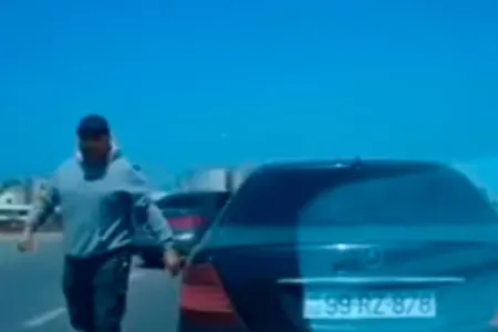 Maşının qarşısını kəsib söyüş söyən şəxs - SAXLANILDI