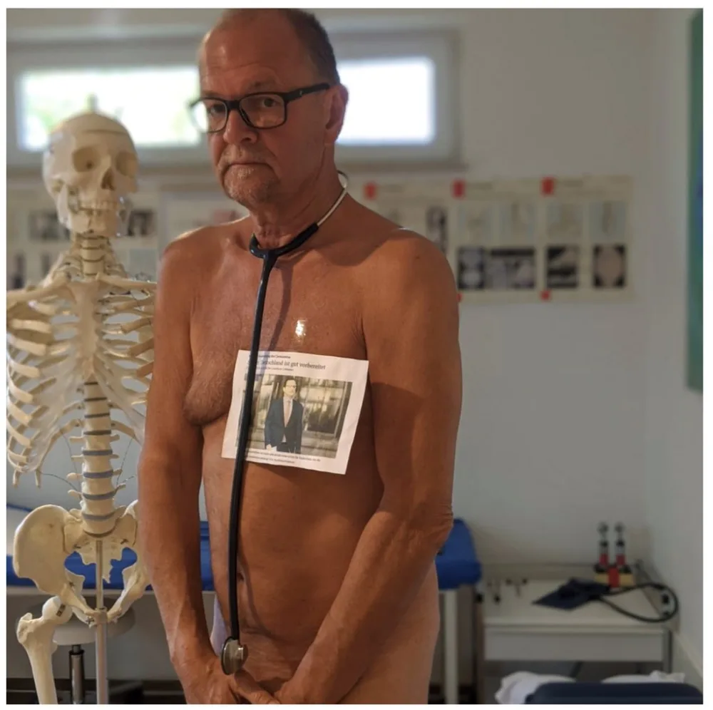 Həkimlər koronavirusa diqqət çəkmək üçün - LÜT SOYUNDULAR