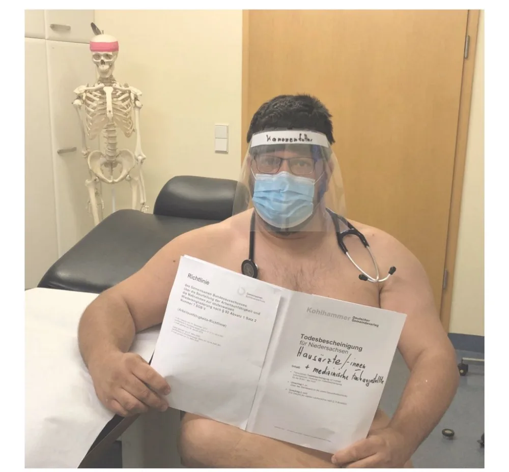 Həkimlər koronavirusa diqqət çəkmək üçün - LÜT SOYUNDULAR