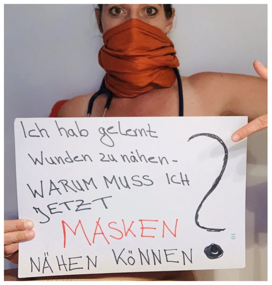 Həkimlər koronavirusa diqqət çəkmək üçün - LÜT SOYUNDULAR