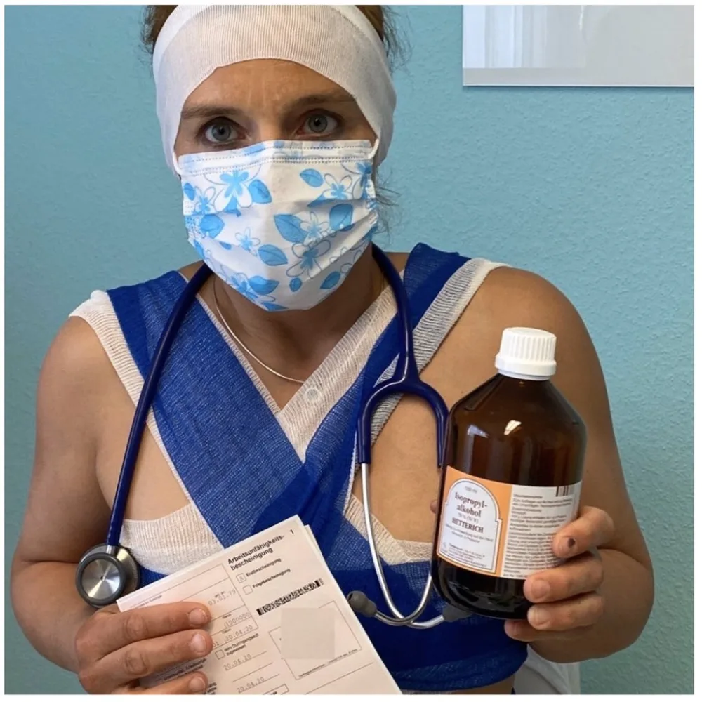 Həkimlər koronavirusa diqqət çəkmək üçün - LÜT SOYUNDULAR