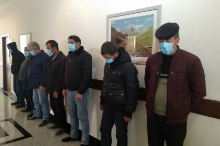 Karantini pozub - QUMAR OYNADILAR