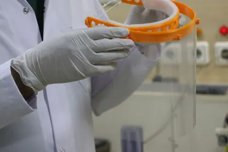 Təhsil Nazirliyi Respublika Hospitalını “üz sipəri” ilə - təmin etdi