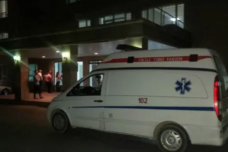 Bakıda avtomobil işıq dirəyinə çırpıldı - Xəsarət alanlar var