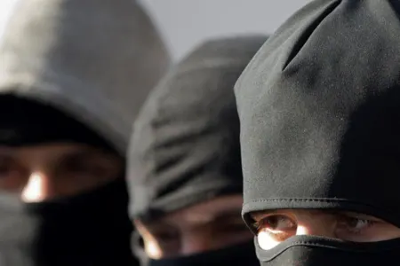 Maskalılar sürücünü bıçaqla hədələyib, 10 min dollar - PULUNU ALDILAR