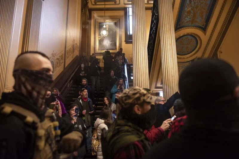 Koronavirus məhdudiyyətlərinə etriaz - Konqres binası ələ keçirildi