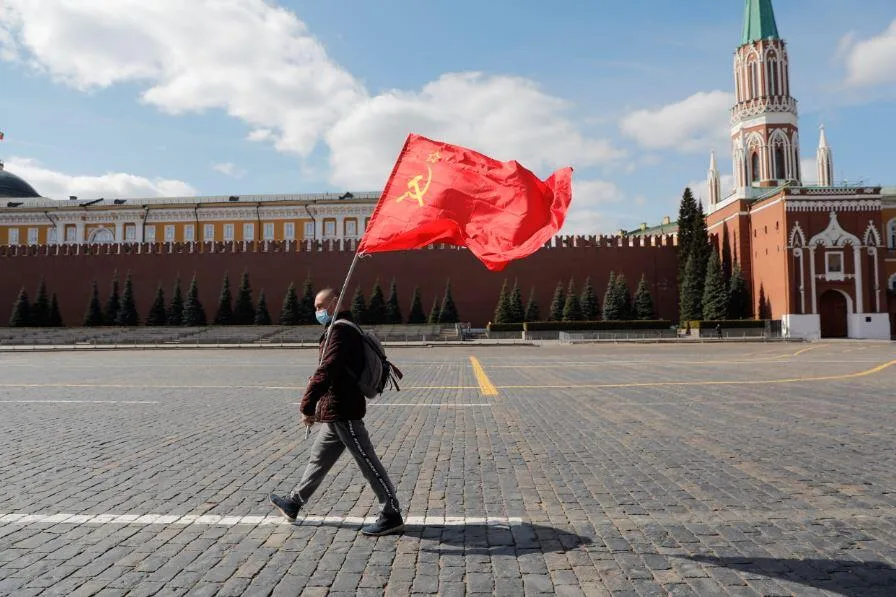 Qırmızı meydanda 1 nəfərlik parad - FOTO