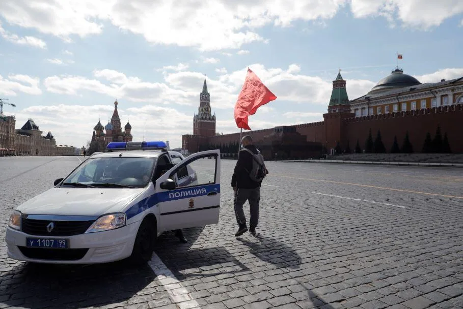 Qırmızı meydanda 1 nəfərlik parad - FOTO