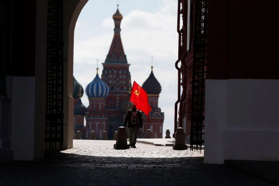 Qırmızı meydanda 1 nəfərlik parad - FOTO