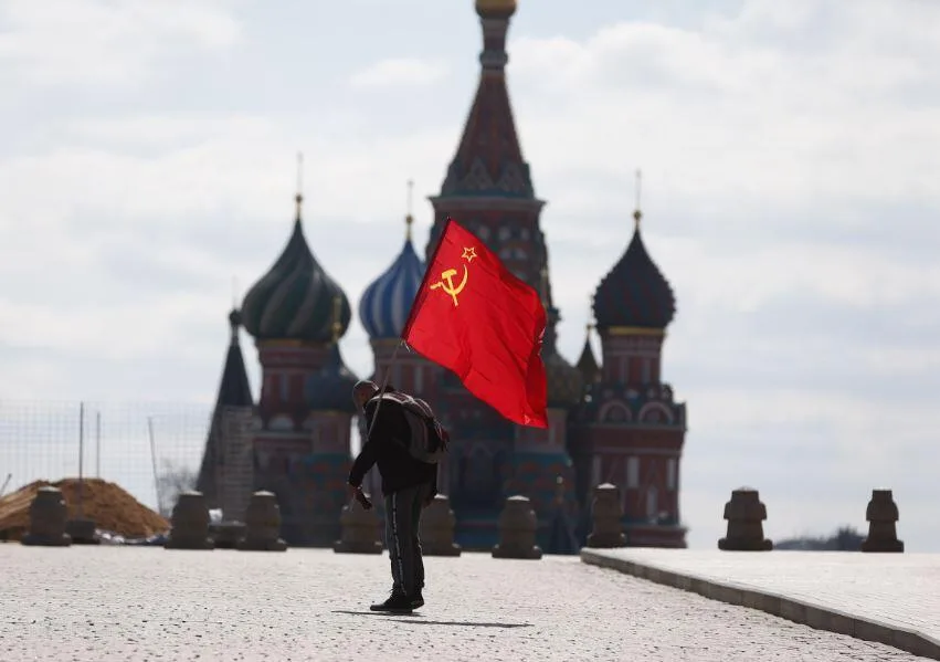 Qırmızı meydanda 1 nəfərlik parad - FOTO