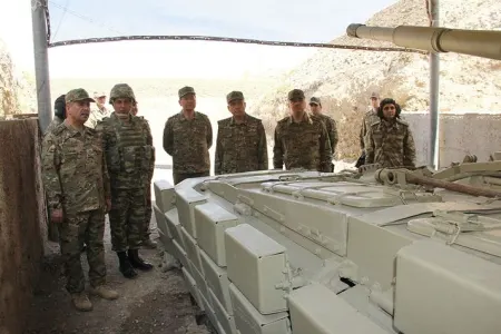 Müdafiə naziri ön xətdə yerləşən hərbi hissələrdə olub - FOTO