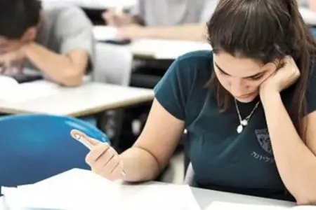 Kolleclərə sənəd verməyə hazırlaşan abituriyentlərin - NƏZƏRİNƏ