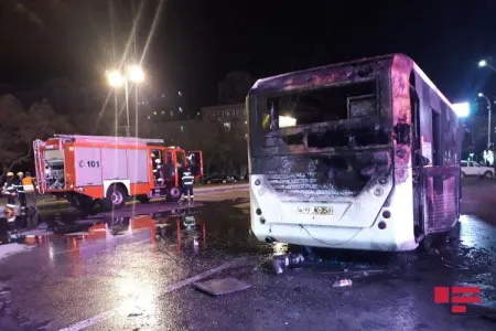 Bakının mərkəzində avtobus alovlandı - ŞOK VİDEO