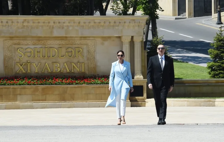 İlham Əliyev və Mehriban Əliyeva Həzi Aslanovun abidəsini - ZİYARƏT EDİB - YENİLƏNİB