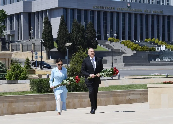 İlham Əliyev və Mehriban Əliyeva Həzi Aslanovun abidəsini - ZİYARƏT EDİB - YENİLƏNİB