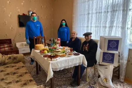 Heydər Əliyev Fondu veteranları evlərində - TƏBRİK ETDİ - FOTO