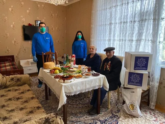 Heydər Əliyev Fondu veteranları evlərində - TƏBRİK ETDİ - FOTO