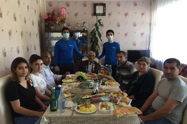 Heydər Əliyev Fondu veteranları evlərində - TƏBRİK ETDİ - FOTO