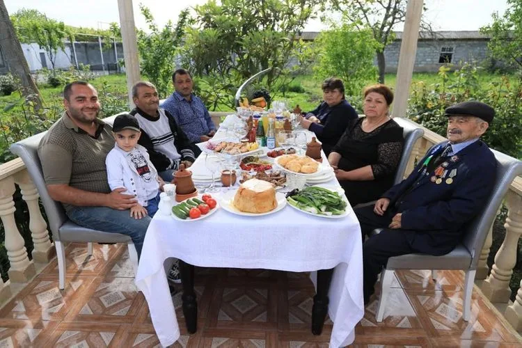 Heydər Əliyev Fondu veteranları evlərində - TƏBRİK ETDİ - FOTO