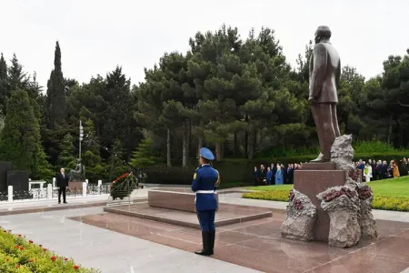 Prezident İlham Əliyev və birinci xanım Mehriban Əliyeva Ulu Öndər Heydər Əliyevin məzarını - ZİYARƏT ETDİLƏR