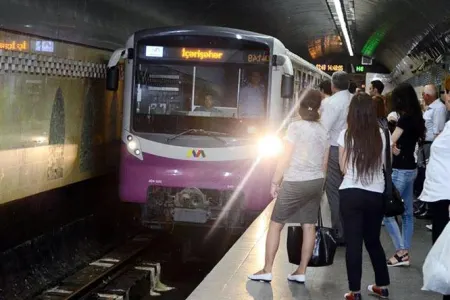 Anası ilə dalaşan qadın metroda - İNTİHARA CƏHD ETDİ