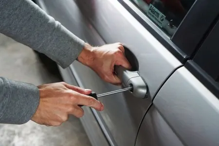 Bakıda avtomobildən pul və telefon oğurlayan şəxs - SAXLANILDI