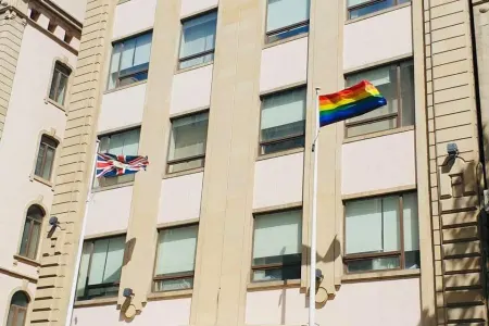 Bakıda səfirlik qarşısında homoseksualların bayrağı - UCALDILDI - FOTO