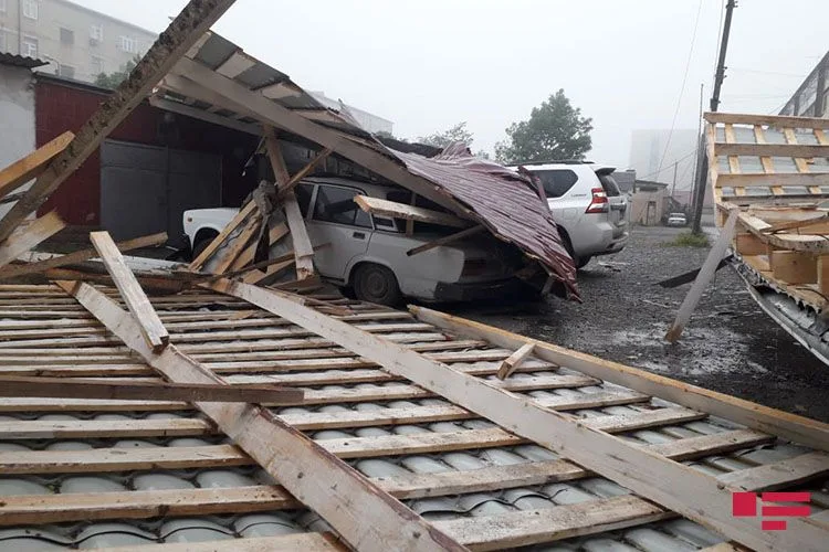 Güclü külək binanın damını uçurdu, - 5 maşına ziyan dəydi - FOTO